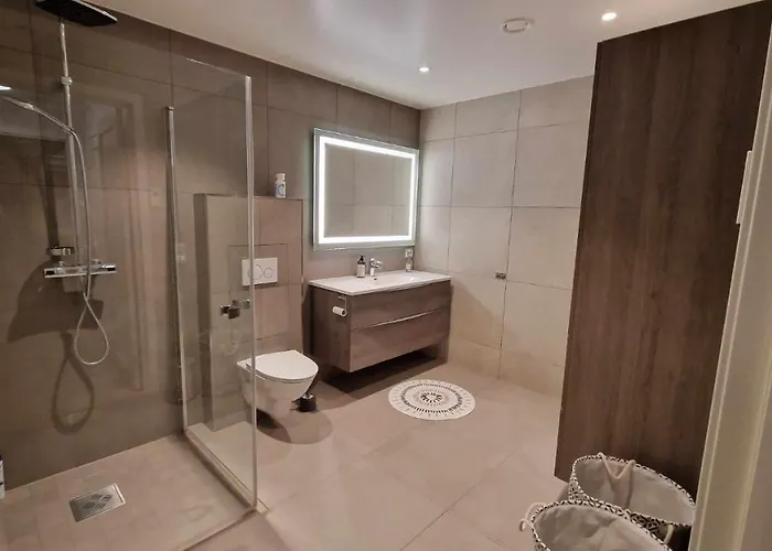 A Modern In Nature's Embrace Semesterbostad *